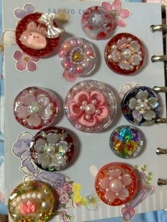 73歳祖母の「シール帳」レベル高すぎィ！　孫の誘われ100均通い、こだわりの“重ね貼り”に「芸術的」「センスすごすぎ」