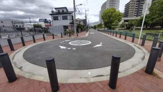 抜け道と思ったら…行き止まりの罠？ 道路の先端が丸い袋小路「クルドサック」とは　高速道路に分断された街の歴史と、安全を守る知恵