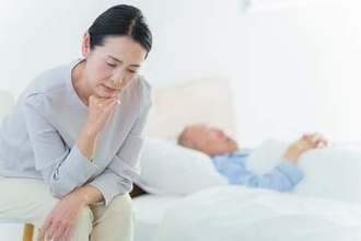 「もう1人では回らない」父親が転倒し骨折　自宅に引き取った52歳娘　仕事と週3デイサービス　介護の負担を誰に相談？【社会福祉士が解説】