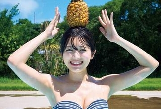 女優として飛躍　元アイドルの29歳が久しぶりのグラビアで大人の余裕　黒ワンピ水着に「大人じゃん（笑）」