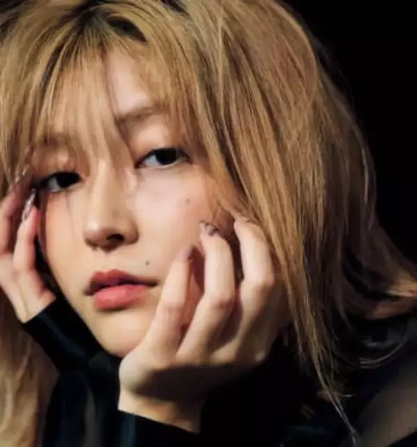 23歳グラドルが金髪美女に　強めの目線と美バストで挑発