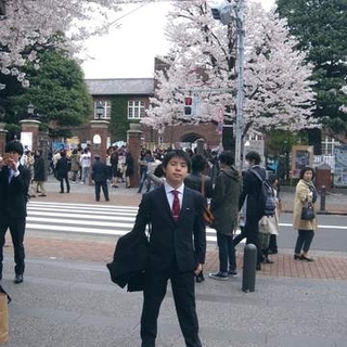 大学入学式は短髪スーツ男性→卒業式はグリーンヘア！？　激変に「5度見くらいした」「女性かと」「メイク教えて」