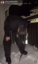 「スネ夫」「ゴンさんみたい」ロングヘア女優がマイナス20度フィンランドで髪凍らせた「リーゼント」「豆苗みたい」