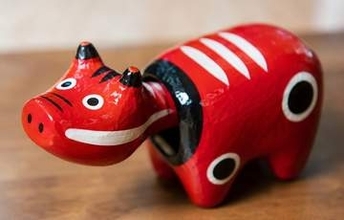 赤べこに「履かせてみました」→「かわいすぎる」「天才」と反響「うちの猫にもまねしてみた」