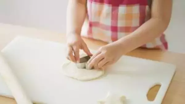 10歳娘「食紅入れすぎた…」バレンタインのクッキー作りで痛恨のミス→まさかの北欧ブランド風に大反転！「マリメッコみたい」「椿みたい」