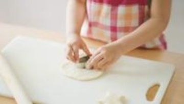 10歳娘「食紅入れすぎた…」バレンタインのクッキー作りで痛恨のミス→まさかの北欧ブランド風に大反転！「マリメッコみたい」「椿みたい」