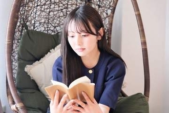 「本は買うだけでいい」京極夏彦さんの言葉に共感した女性→リビングの本棚に140冊を積読　「家に自分だけの本屋さん」