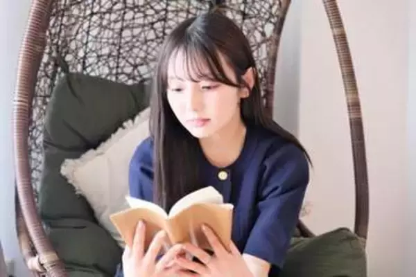 「本は買うだけでいい」京極夏彦さんの言葉に共感した女性→リビングの本棚に140冊を積読　「家に自分だけの本屋さん」