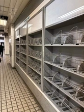 かつてはフリーペーパーがぎっしり…今はからっぽの駅ラック　寂しい光景に「公衆電話のスペースが消えた時と同じよう」