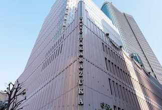 なぜ宝塚歌劇団の公演を貸し切ったのか？　異例の2000人を招待したにしたんクリニック社長が明かしたその理由