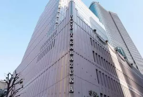 なぜ宝塚歌劇団の公演を貸し切ったのか？　異例の2000人を招待したにしたんクリニック社長が明かしたその理由