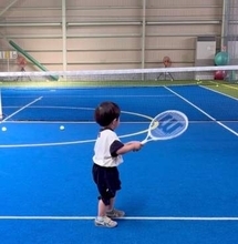 2歳息子のテニスがすごすぎる　見事なナイスショット動画が315万再生「AIかと思った」「手首の返しがすごい」