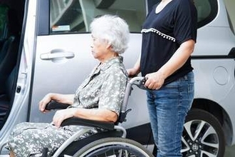 「私がやるしかないのだろうか」義母の介護は妻の役目？　仕事を理由に距離を置く夫　まず考えたい役割分担と介護休暇制度【社会福祉士が解説】