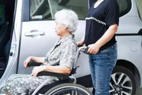 「私がやるしかないのだろうか」義母の介護は妻の役目？　仕事を理由に距離を置く夫　まず考えたい役割分担と介護休暇制度【社会福祉士が解説】