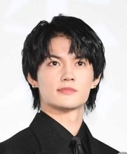 「そっくり！」佐野勇斗さん、“爆裂ポーズ”家族写真を公開→「イケイケ三兄弟」「みんなビジュイイじゃん」ネット驚き