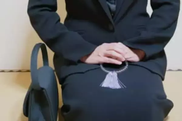 お葬式で、エナメル黒バッグはNGって知ってた？　持っていくべきバッグとは