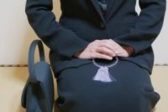 お葬式で、エナメル黒バッグはNGって知ってた？　持っていくべきバッグとは