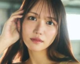 「働くお姉さん」企画でCA姿再び　RIZINガールの美女　黒ランジェリーで悩殺ポーズ