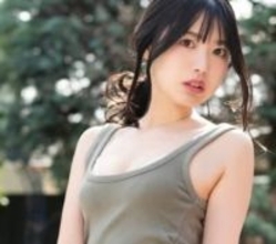 バイク好きグラドル　セクシー衣装で美脚見せつけ