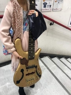 リサイクル店で買った5000円のベース→塗装をはがすと、美しい木目が…　仕上がりに驚愕！高級ブランドと判明　「よくここまでよみがえらせた」