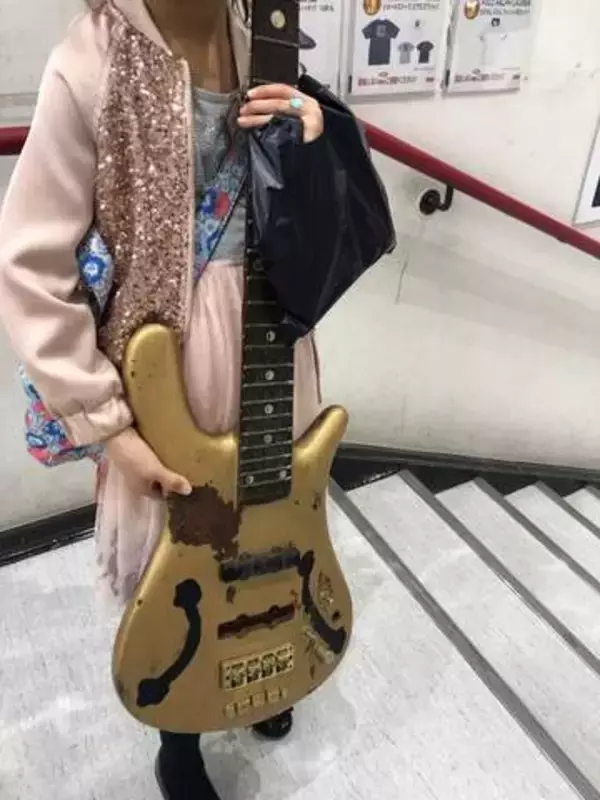 リサイクル店で買った5000円のベース→塗装をはがすと、美しい木目が…　仕上がりに驚愕！高級ブランドと判明　「よくここまでよみがえらせた」