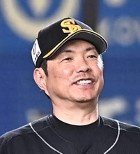 171センチのスレンダーモデル27歳はプロ野球監督の長女　和服をアレンジしたドレス姿で美スタイル強調　「見惚れる」「一体何頭身あるの？」