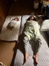 4カ月息子、おくるみですやすや→30歳ママ「どんな感じか、私も巻いて？」→2人並んだ「ぐるぐる巻き」に爆笑