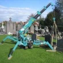 カニの足のように広がる「かにクレーン」　おもちゃで知られる姿の裏側　大型クレーンが入れない現場の切り札【製造メーカーに聞いた】