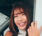 「ショート丈ニットから溢れるまん丸バスト　グラビアデビュー10年の美女　小麦色のメリハリボディは健在　ダークヒロイン役で新境地」の画像1