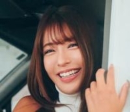 ショート丈ニットから溢れるまん丸バスト　グラビアデビュー10年の美女　小麦色のメリハリボディは健在　ダークヒロイン役で新境地