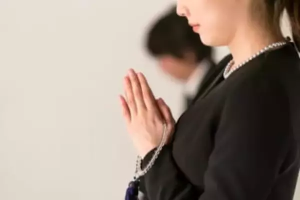 お金をかけてネイルしたのに→急なお葬式へ　ネイルを落とさず、参列しても大丈夫でしょうか…その方法は？