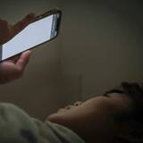 「寝転んでスマホ「片目が見えなくなった」……15分後に復活したけれど　実は、深刻な「病気」のサインかも【眼科医が解説】」の画像1