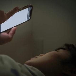 寝転んでスマホ……急に片目が見えず、15分後に復活　実は、深刻な「病気」のサインかも【眼科医が解説】