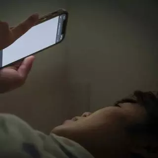 寝転んでスマホ……急に片目が見えず、15分後に復活　実は、深刻な「病気」のサインかも【眼科医が解説】