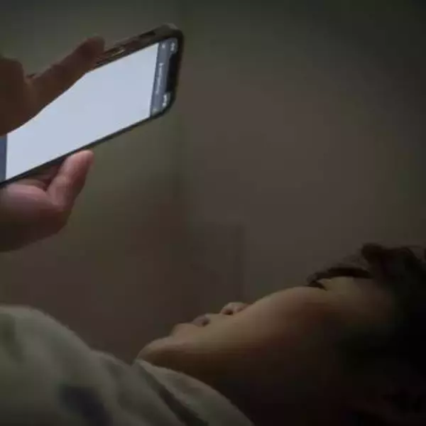 寝転んでスマホ「片目が見えなくなった」……15分後に復活したけれど　実は、深刻な「病気」のサインかも【眼科医が解説】