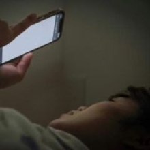 寝転んでスマホ……急に片目が見えず、15分後に復活　実は、深刻な「病気」のサインかも【眼科医が解説】