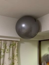 「5年経っても落ちない」天井に“貼りついた”バランスボール　投稿者に理由を聞いたら予想外の答えが…