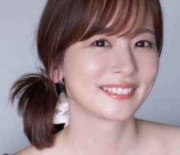 美デコルテ際立つぴったり黒ニット  42歳フリーアナ16年ぶり写真集 「少し恥ずかしくなるくらいの素の写真や表情も」