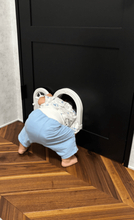 まだ寝たくない1歳児が逃げだして→「猫ドアから頭がハマって…」まさかの光景！　腹巻き＆おむつの脱走劇に「おーい！」「1歳児の後ろ姿って尊い」