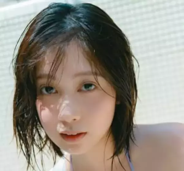 表紙の公式パンフが即完売　人気沸騰のB90コスプレイヤー　透き通った柔肌とまん丸バストの鮮烈グラビア