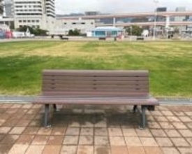 ベンチにスマホを置いたら→充電が始まって衝撃！「魔法みたい」「めちゃくちゃ便利」【開発秘話を聞いた】