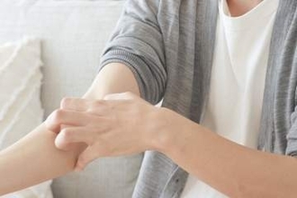 「アトピー性皮膚炎が……」8割以上がストレスで悪化　職場での不安「フケのように皮膚が落ちる」「かゆみによるイライラも」