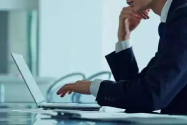 AIはこっそり使う？「生成AIを活用したことで叱責やミスにつながった経験がある」社会人も