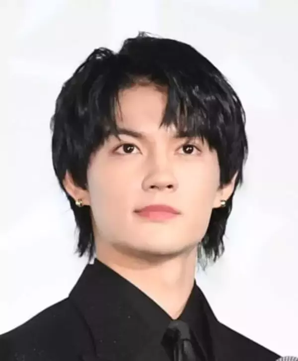 紅白初出場27歳、書道6段の腕前がスゴすぎ！　「カッコいいし、字は上手いし」「なんでもできる」「器用すぎます」