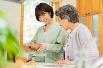 朝は徘徊、夜は不眠の要介護2の母…「辞めるしかない」と悩んだ45歳IT社員、デイ週3回と週2回朝夜の訪問介護＋在宅勤務で立て直した日常【社会福祉士解説】