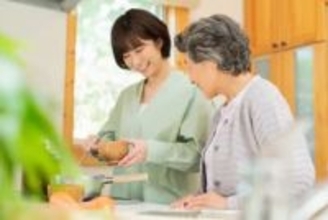 朝は徘徊、夜は不眠の要介護2の母…「辞めるしかない」と悩んだ45歳IT社員、デイ週3回と週2回朝夜の訪問介護＋在宅勤務で立て直した日常【社会福祉士解説】