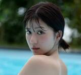 「美ヒップ際立つバックショット　白肌ボディ包む三角ビキニ　28歳女優の1st写真集は「恥ずかしくて言えないくらい遠くて大きな夢のひとつでした」」の画像1