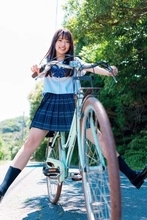 17歳の透明感が全開　純白の高校3年生女優　週チャンで制服姿＆ビキニ姿　「念願の初ソロ表紙  みんなと一緒に叶えた夢をぜひ手に取って」