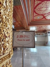 日本人観光客向けは明白…タイの寺院に掲げられた「お静かに」の注意書き　外国人をバカにできない悲しい事実に「郷に入れば郷に従え」