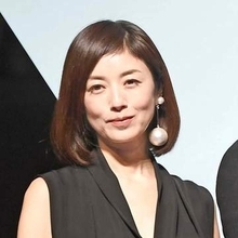 「街中でみたら8度見」53歳女優、膝上スカート＆網タイツで「出かけてみた」　美脚際立つ自撮りに「反則的なカッコよさ」